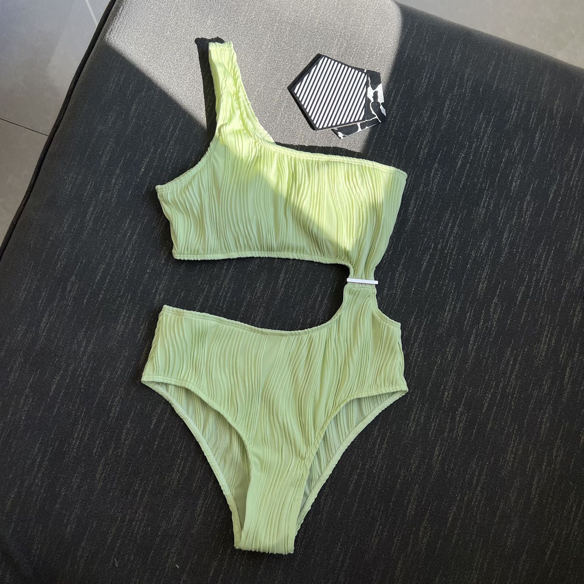 New textured cloth sexy hollow one-piece swimsuit bikini.