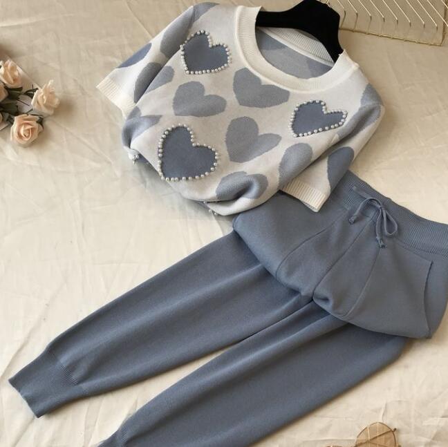 Casual fashion suit for small women who looks taller, younger and younger