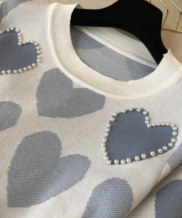 Casual fashion suit for small women who looks taller, younger and younger