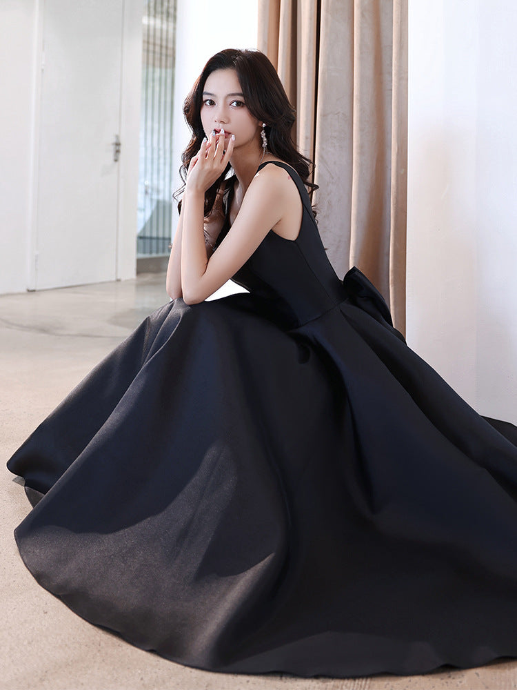 Black evening dress women's new 2023 Hepburn style banquet temperament host art test dress annual meeting evening dress